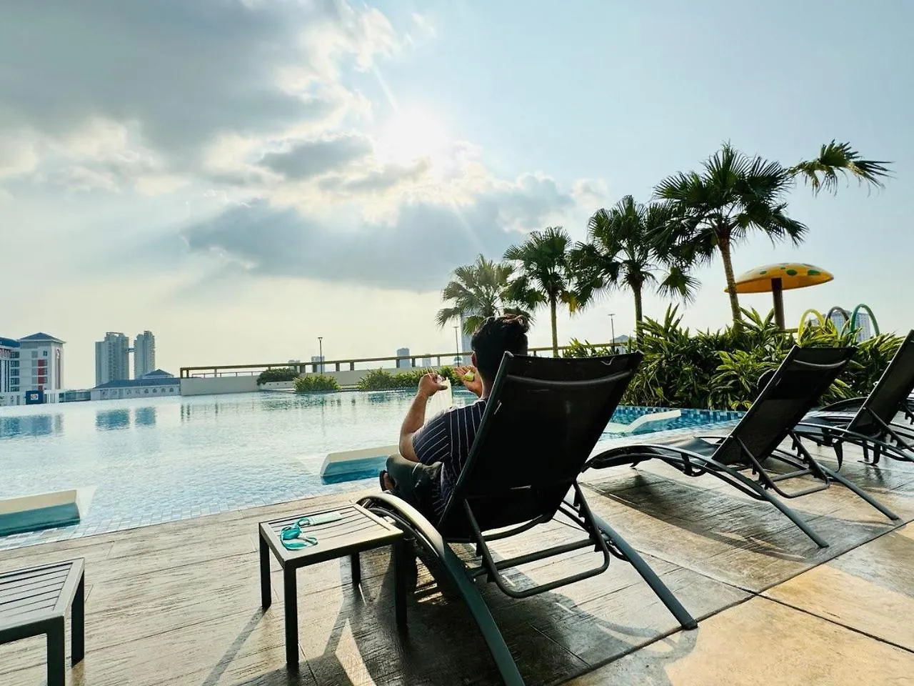 Modern Family-Fun Suites - Infinity Pool, Massage Chair, Indoor-Cinema With Balcony - M2 Bukit Mertajam 0*,  Malezja