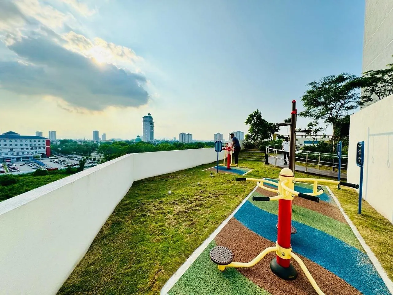 Modern Family-Fun Suites - Infinity Pool, Massage Chair, Indoor-Cinema With Balcony - M2 Bukit Mertajam Apartament